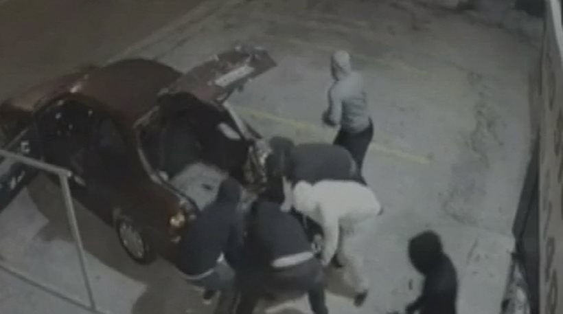 Ληστές γκρεμίζουν με αυτοκίνητο την είσοδο καταστήματος και αρπάζουν το χρηματοκιβώτιο (βίντεο)